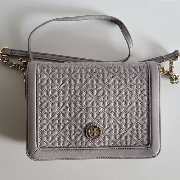 Tory Burch Handbags - Tory Burch Women Bryant Quilted Crossbody Mercury Grey bag.